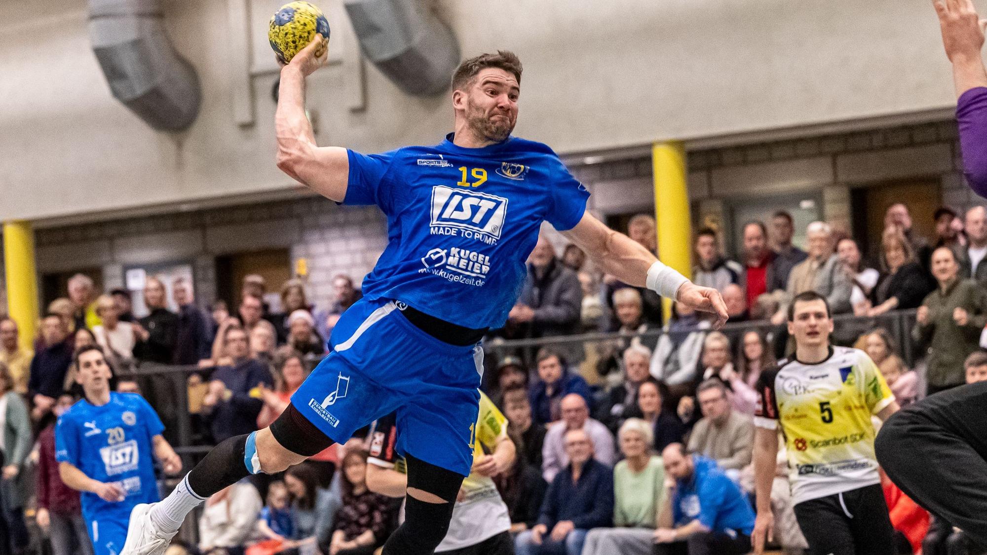 Der Nümbrechter Handballer Tim Hartmann im Sprungwurf.