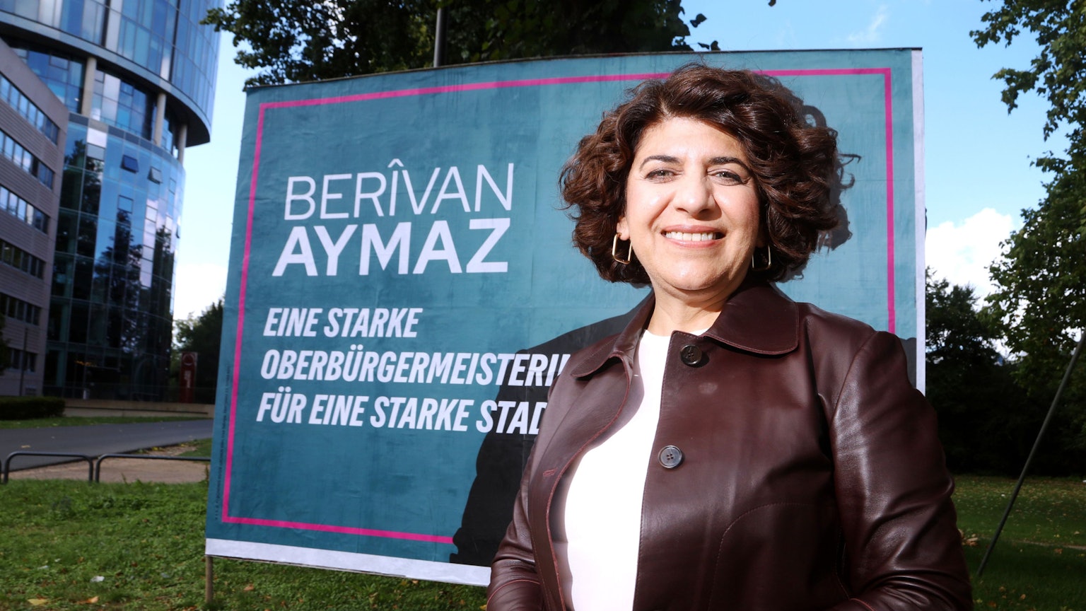 Berivan Aymaz von Bündnis 90/Die Grünen bei der Vorstellung ihres neuen Wahlplakats für die Stichwahl zur Oberbürgermeisterwahl im September 2025.