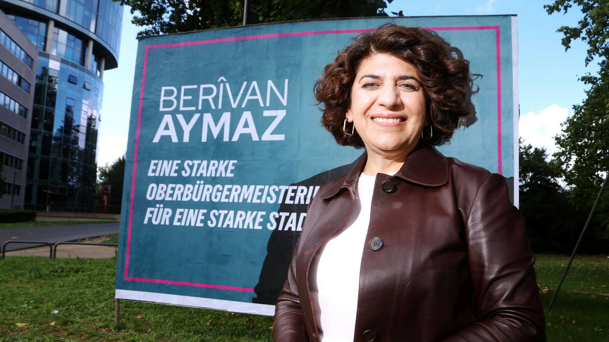 Berivan Aymaz von Bündnis 90/Die Grünen bei der Vorstellung ihres neuen Wahlplakats für die Stichwahl zur Oberbürgermeisterwahl im September 2025.
