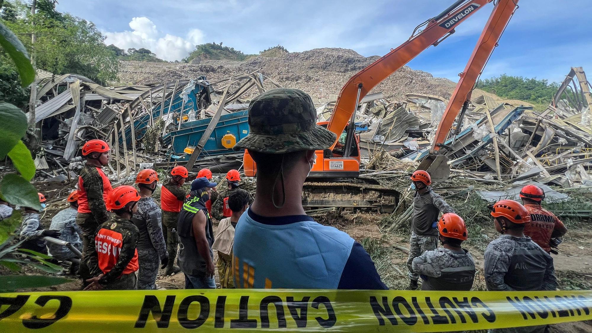 Such- und Rettungsteams suchen nach Menschen, die nach einem Erdrutsch auf der Mülldeponie in Barangay Binaliw, Cebu City, am 9. Januar 2026 verschüttet wurden.