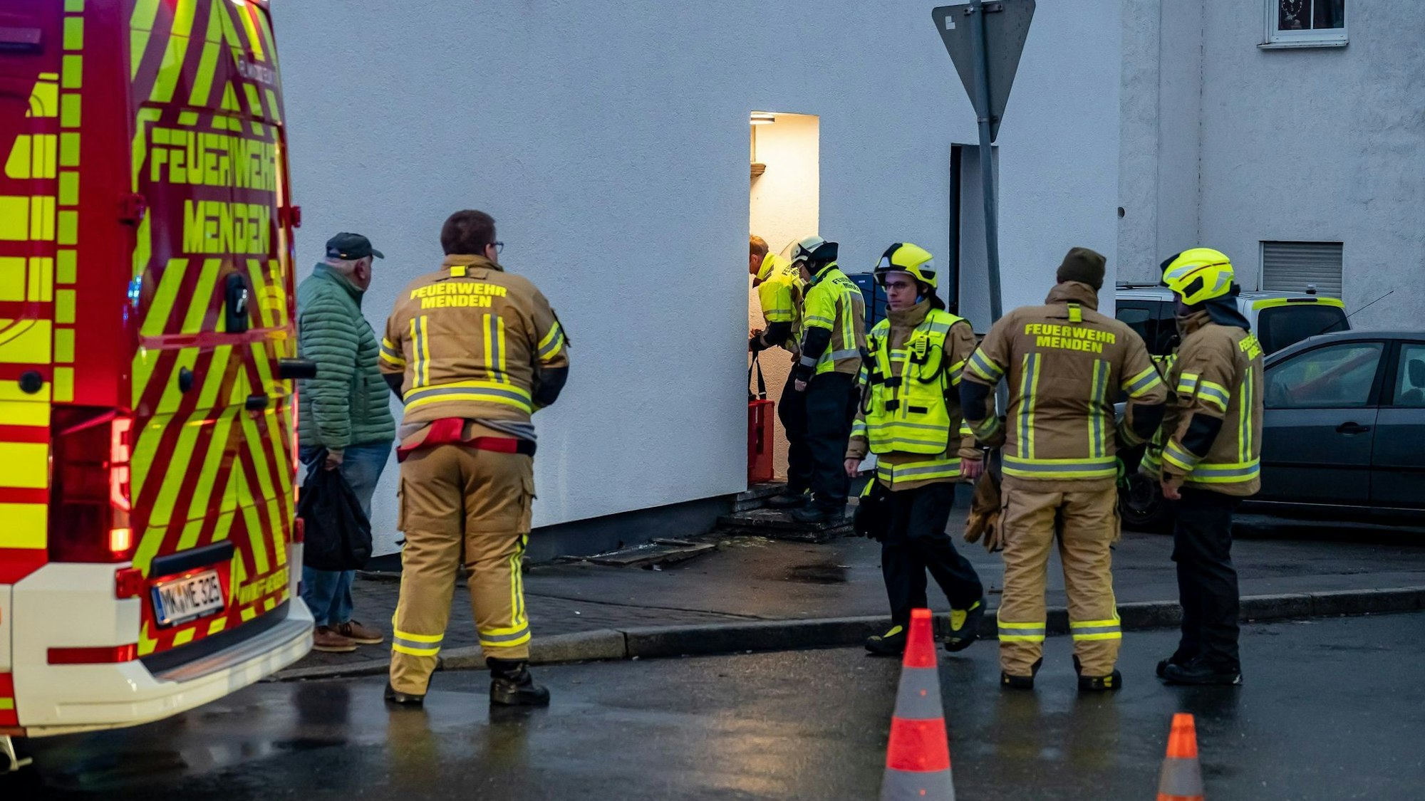 Ein Autofahrer soll eins der Kinder im Vorbeifahren gesehen haben.
