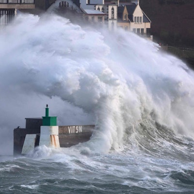 Mit Sturm «Goretti» sind riesige Welle über die Küste von Nordwestfrankreich hereingebrochen.