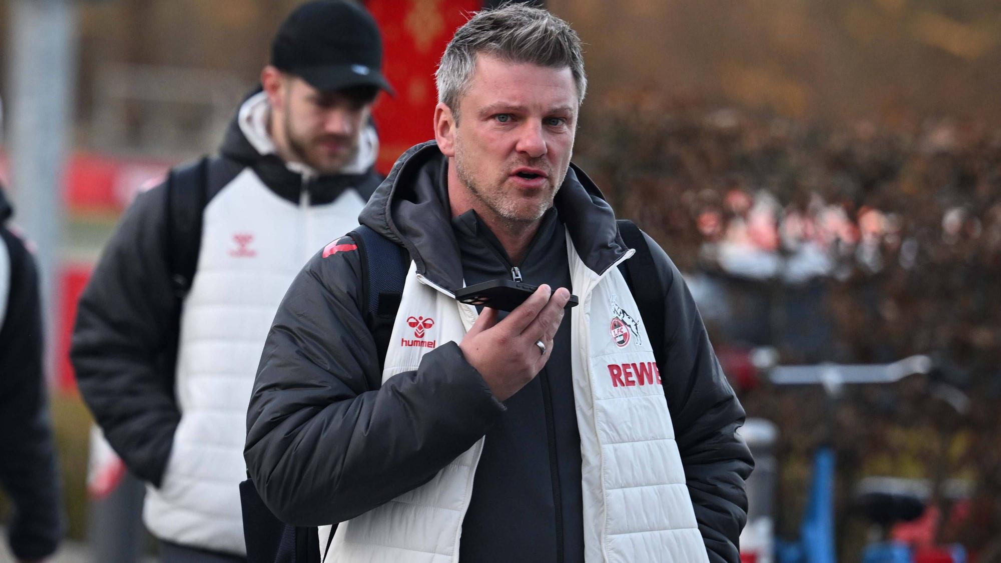 02.01.2025, xophax, Fussball 1.Bundesliga Saison 2025 / 2026 1.FC Köln , Abfahrt zum Flughafen , Trainingslager in Spanien. Mannschaft auf dem Weg zum Bus. Trainer Lukas Kwasniok 1.FC Köln Köln *** 02 01 2025, xophax, Soccer 1 Bundesliga Season 2025 2026 1 FC Köln , Departure to the airport , Training camp in Spain Team on the way to the bus Coach Lukas Kwasniok 1 FC Köln Köln