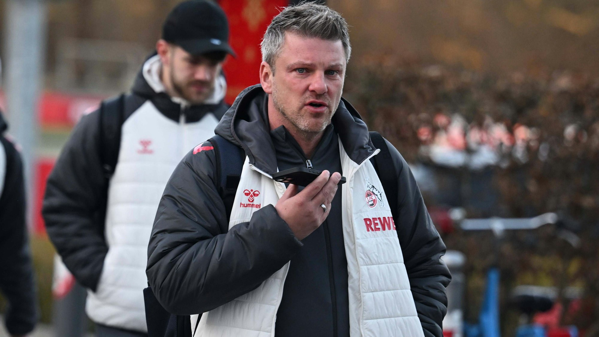 02.01.2025, xophax, Fussball 1.Bundesliga Saison 2025 / 2026 1.FC Köln , Abfahrt zum Flughafen , Trainingslager in Spanien. Mannschaft auf dem Weg zum Bus. Trainer Lukas Kwasniok 1.FC Köln Köln *** 02 01 2025, xophax, Soccer 1 Bundesliga Season 2025 2026 1 FC Köln , Departure to the airport , Training camp in Spain Team on the way to the bus Coach Lukas Kwasniok 1 FC Köln Köln