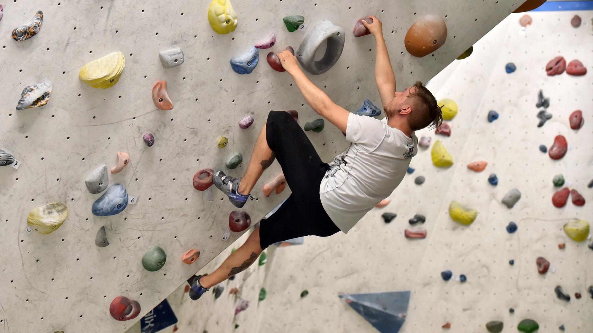 In Hennef können Interessierte beim Klettertraining reinschnuppern.
