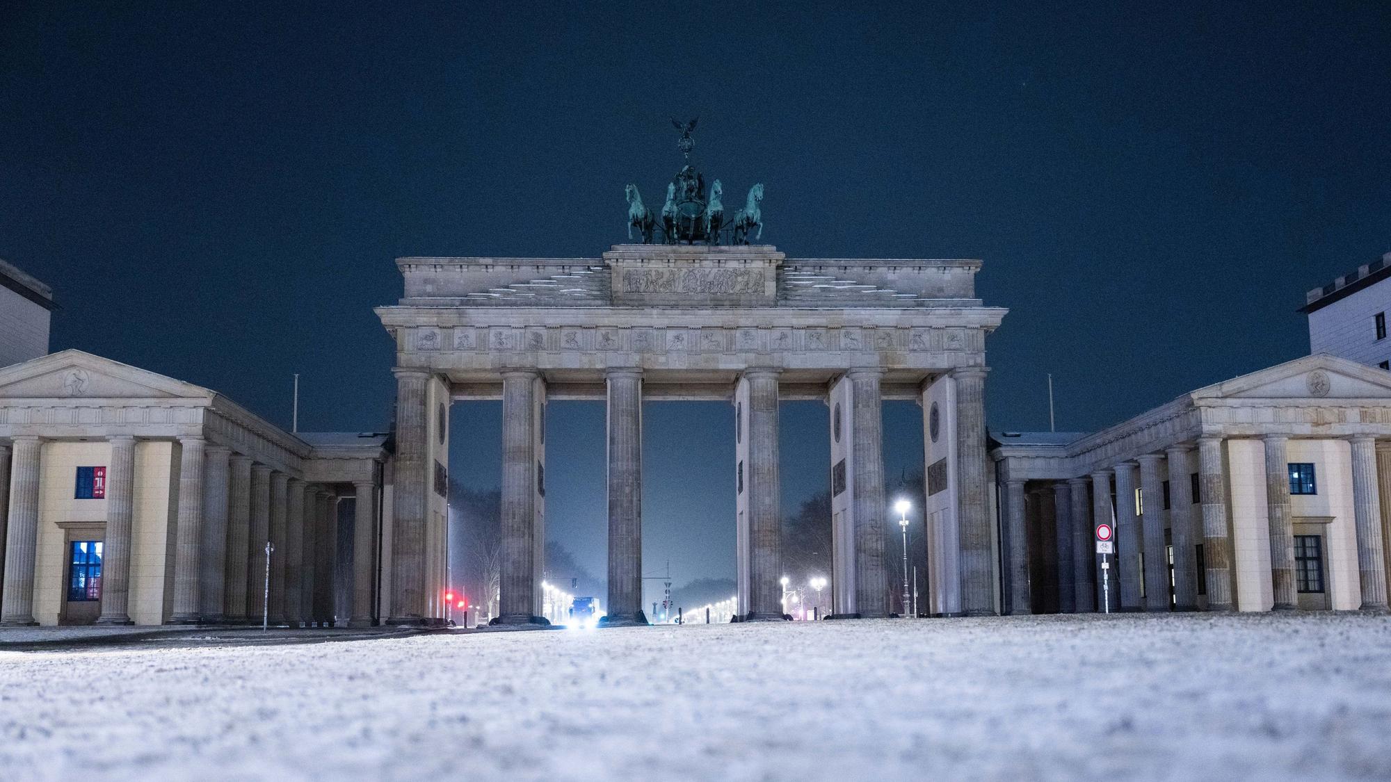 Das Bild zeigt den Pariser Platz vor dem Brandenburger Tor im Schnee. Foto: Christophe Gateau/dpa