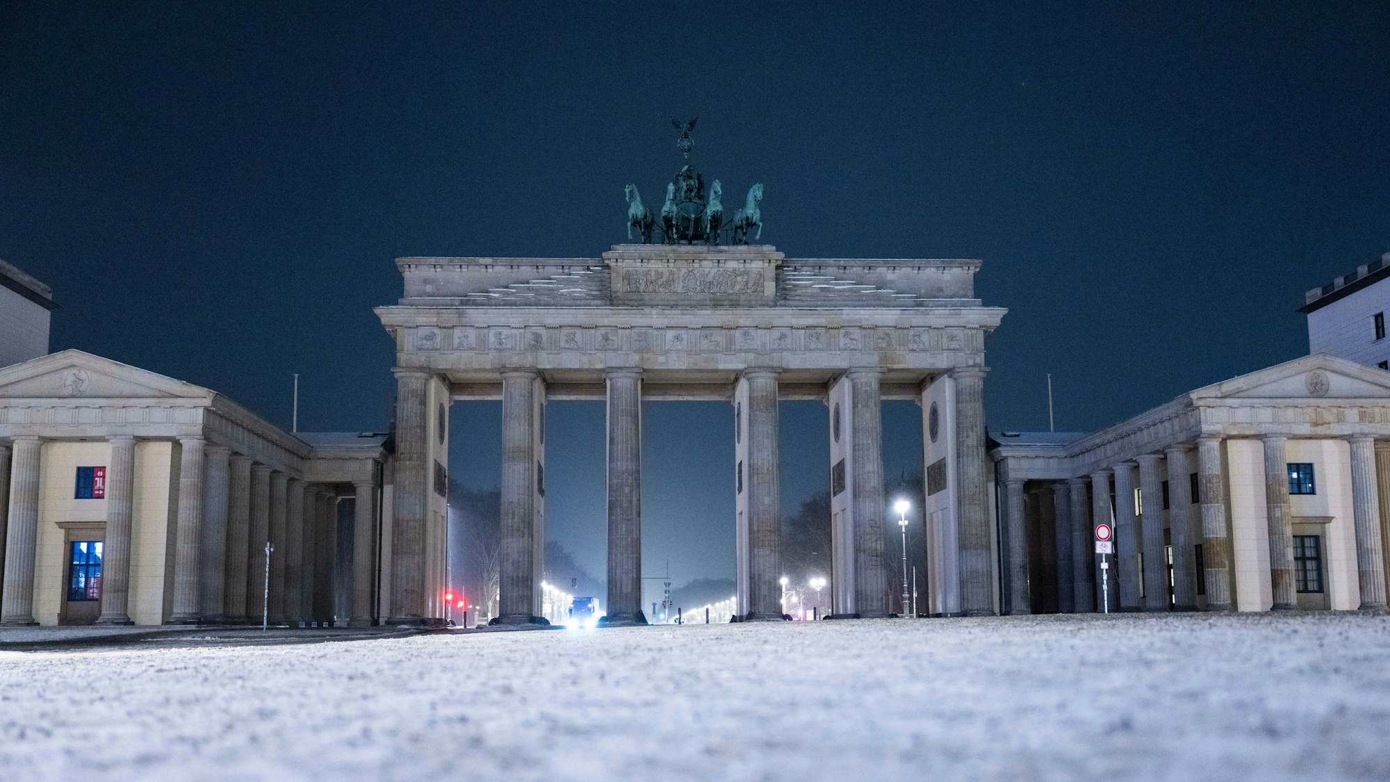 Das Bild zeigt den Pariser Platz vor dem Brandenburger Tor im Schnee. Foto: Christophe Gateau/dpa