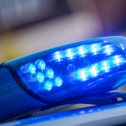 Ein Blaulicht ist auf dem Dach eines Polizeifahrzeugs zu sehen.