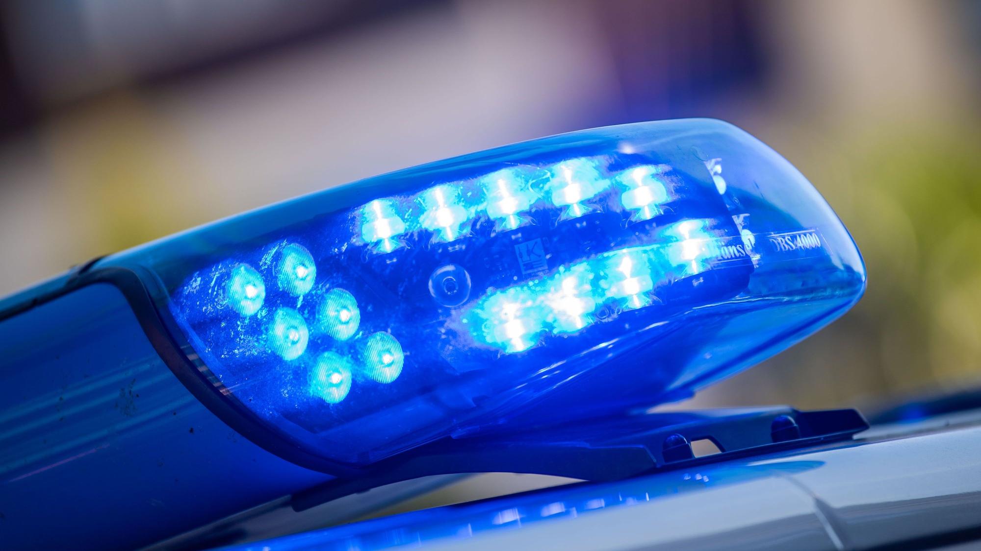 Ein Blaulicht ist auf dem Dach eines Polizeifahrzeugs zu sehen.