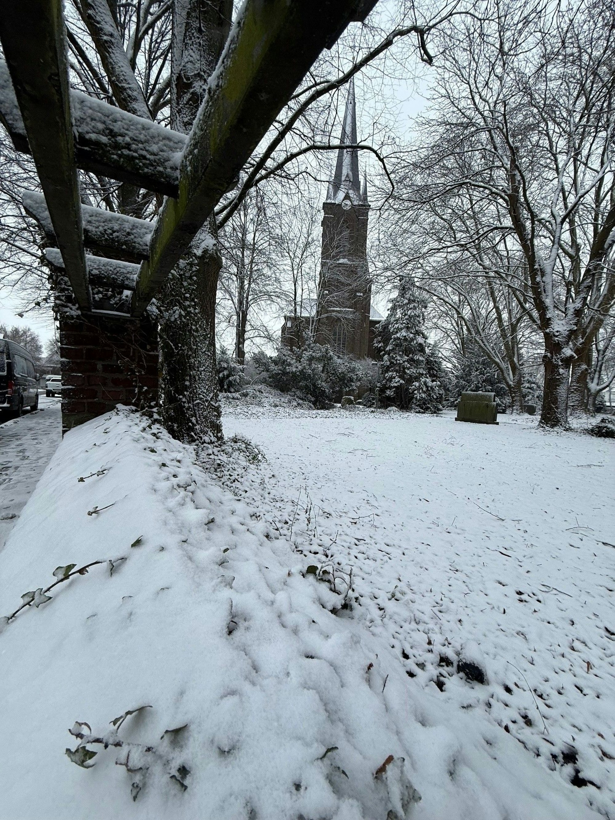 Das Bild zeigt eine Kirche in Hürth-Gleuel.