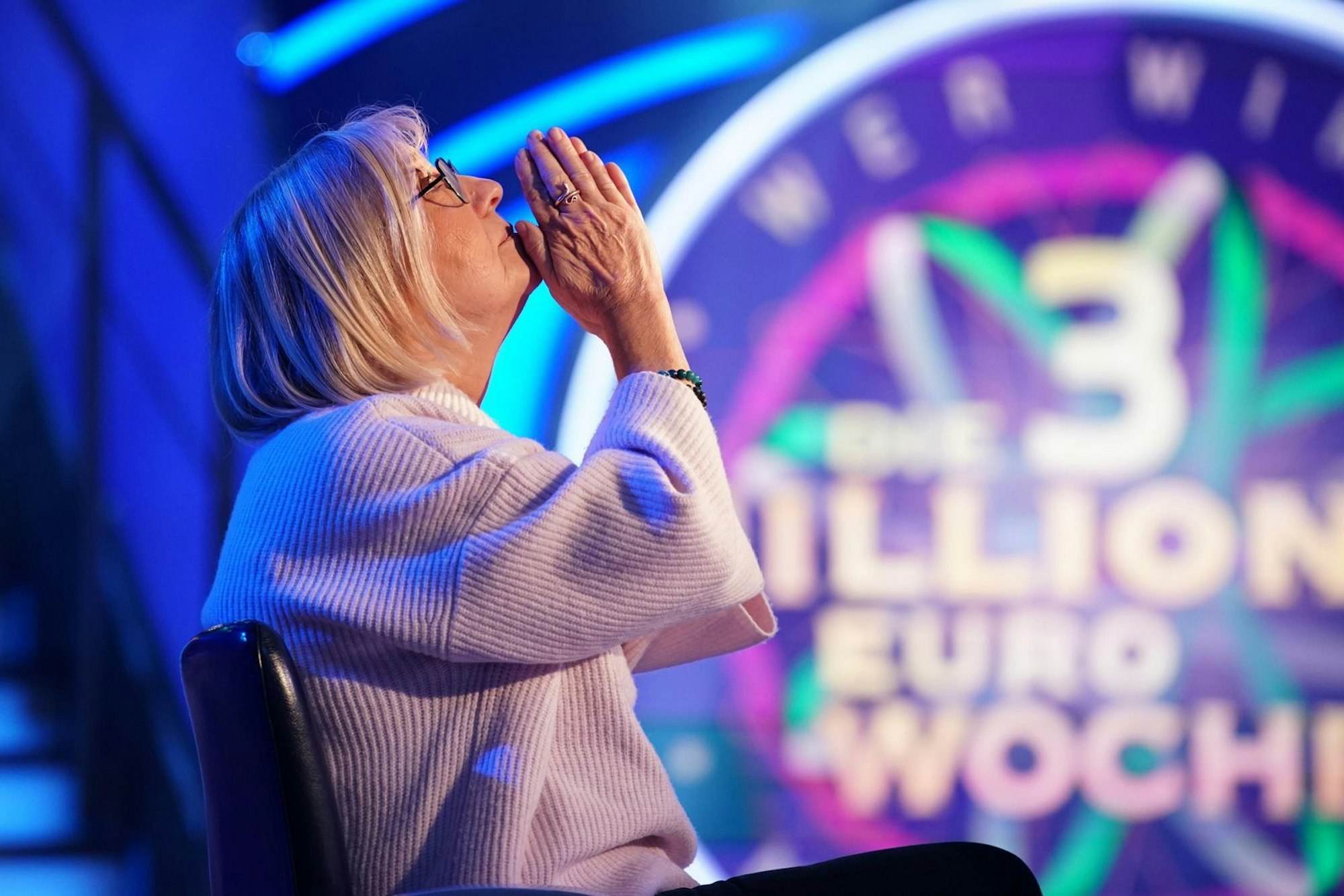 Ob beten da half? Ellen Zarghami hatte in der 3-Millionen-Euro-Woche bereits 16.000 Euro erspielt gehabt, um sie im Finale erneut zu riskieren. Die ostfriesische Oberstudienrätin war einer der großen Glückspilze des Abends, denn sie verwandelte ihre 16.000 Euro in 100.000 Euro. Laut ihrer Tochter war eines ihrer Erfolgsrezepte: Quizshows gucken. (Bild: RTL / Stefan Gregorowius)
