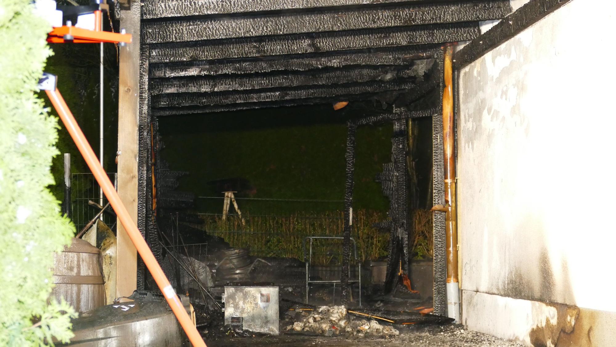 Das Feuer war in einem Schuppen unter einem Carport ausgebrochen.