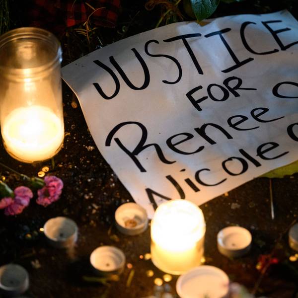 Ein Schild mit der Aufschrift „Gerechtigkeit für Renee Nicole Good” liegt neben LED-Kerzen während einer Protestaktion vor der Einrichtung der US-Einwanderungs- und Zollbehörde am 9. Januar 2026 in Portland, Oregon.