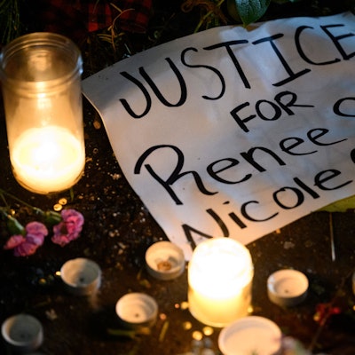 Ein Schild mit der Aufschrift „Gerechtigkeit für Renee Nicole Good” liegt neben LED-Kerzen während einer Protestaktion vor der Einrichtung der US-Einwanderungs- und Zollbehörde am 9. Januar 2026 in Portland, Oregon.