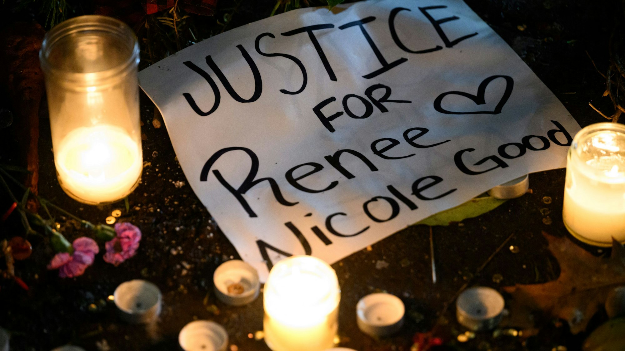 Ein Schild mit der Aufschrift „Gerechtigkeit für Renee Nicole Good” liegt neben LED-Kerzen während einer Protestaktion vor der Einrichtung der US-Einwanderungs- und Zollbehörde am 9. Januar 2026 in Portland, Oregon.