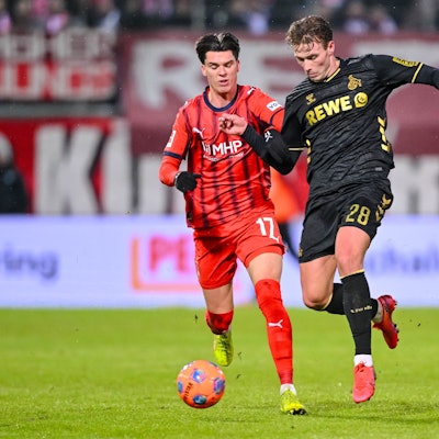 Mathias Honsak und Sebastian Sebulonsen kämpfen um den Ball.