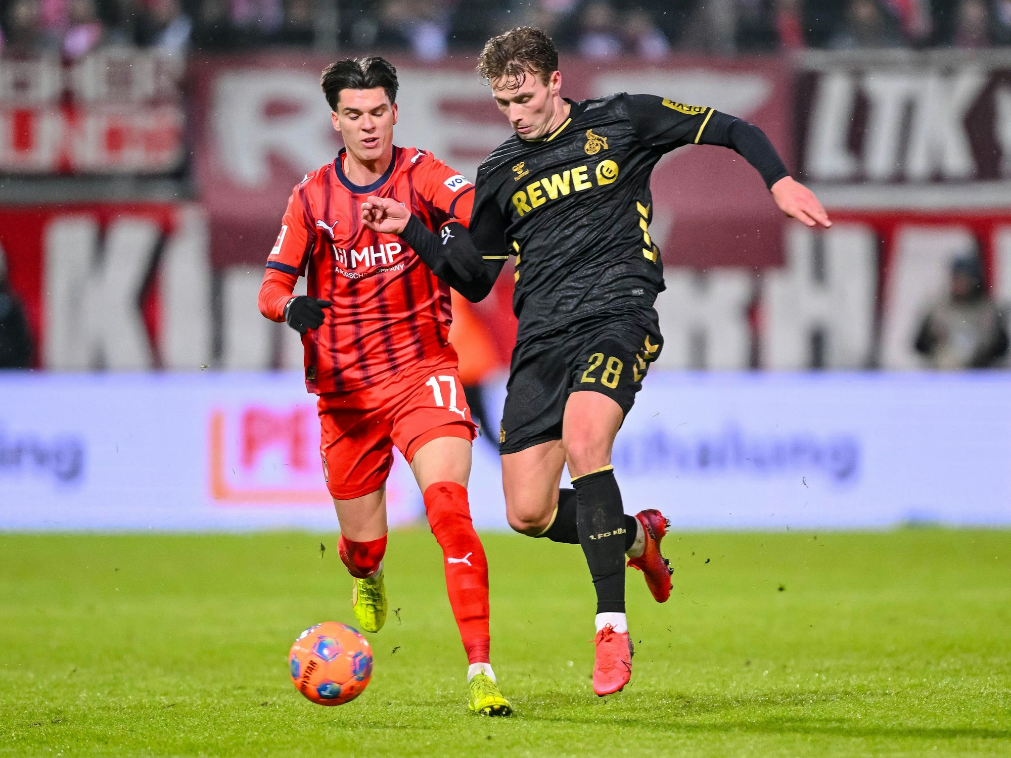 Mathias Honsak und Sebastian Sebulonsen kämpfen um den Ball.
