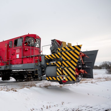 Eine Schneefräse der Deutschen Bahn ist auf dem Streckenabschnitt zwischen Eckernförde und Rieseby Süd unterwegs und befreit die Gleise von Schneeverwehungen und wird dafür in der Fahrtrichtung gedreht.