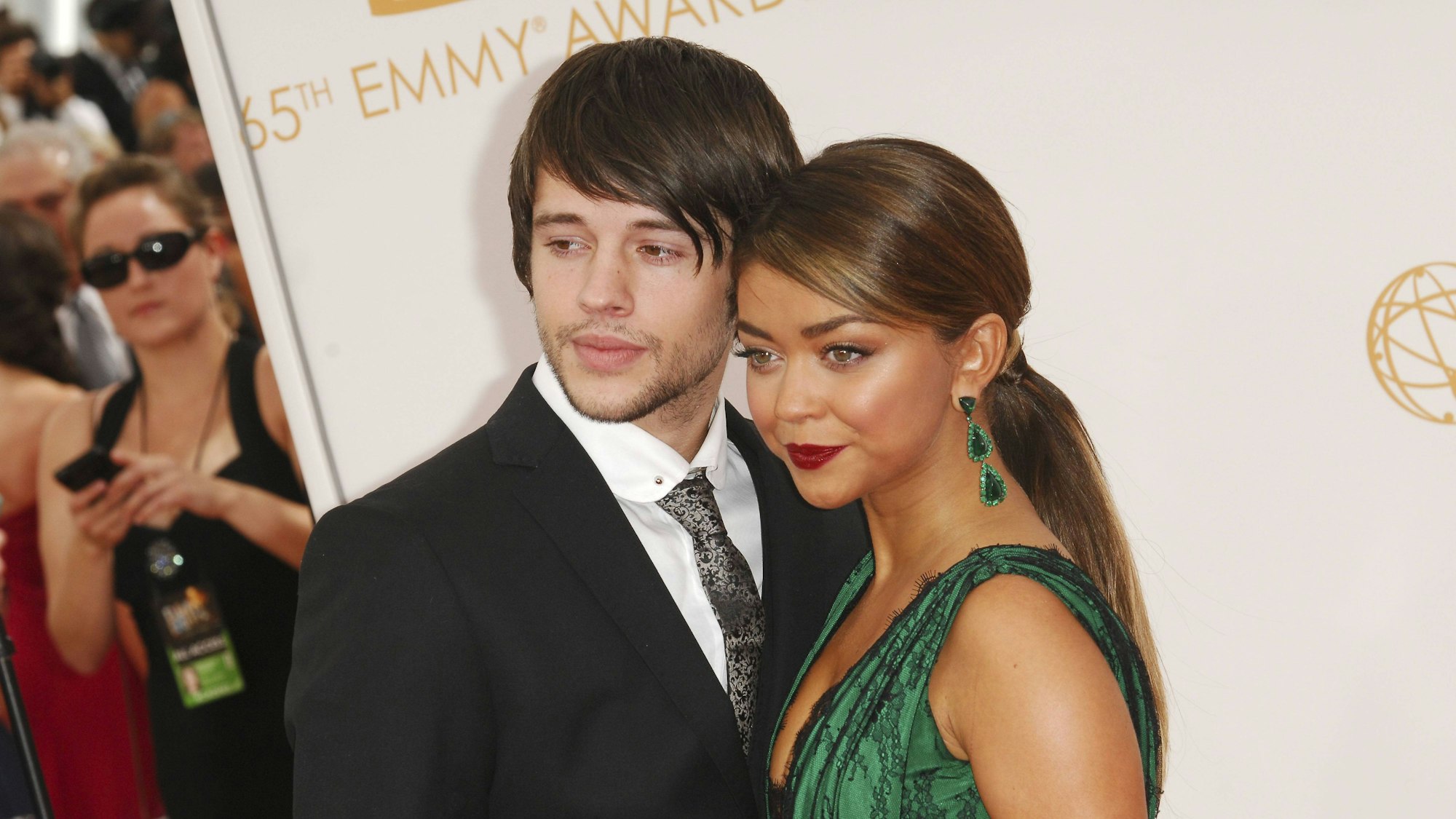 Matt Prokop und seine Ex-Partnerin Sarah Hyland auf dem roten Teppich der Emmy Awards.