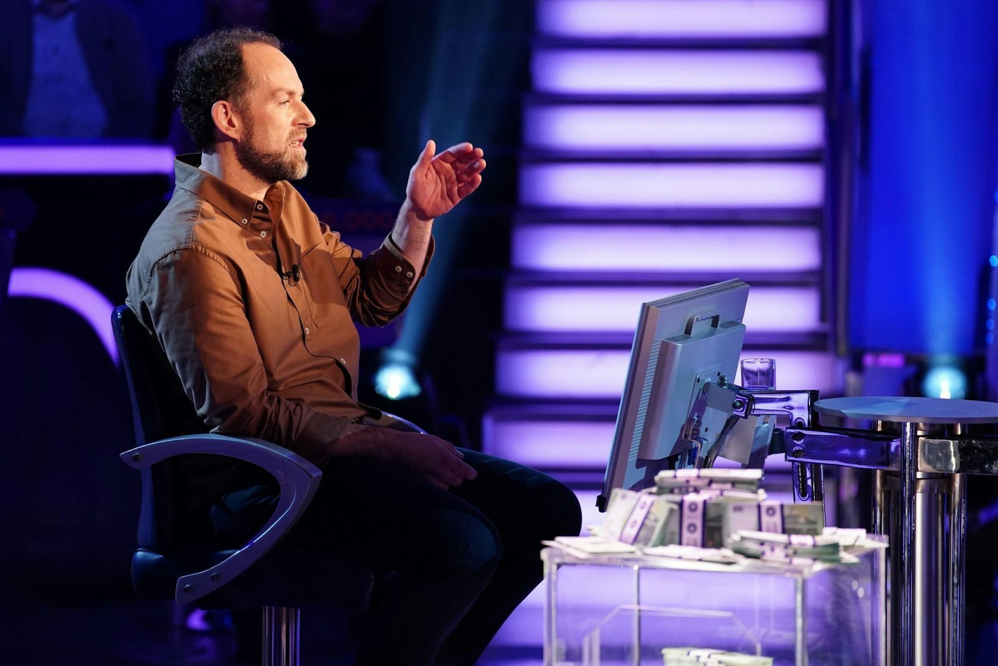 Kevin Kevenhörster ist HNO-Arzt aus Bochum. Er erspielte in der Special-Woche 16.000 Euro. Diese Summe musste der Kandidat allerdings am Freitag riskieren, um am Finalabend erneut auf dem Ratestuhl Platz nehmen zu dürfen. Ein riskantes Unterfangen, doch die Risikobereitschaft lohnte sich für ihn: Er ging mit 20.000 Euro. (Bild: RTL / Stefan Gregorowius)