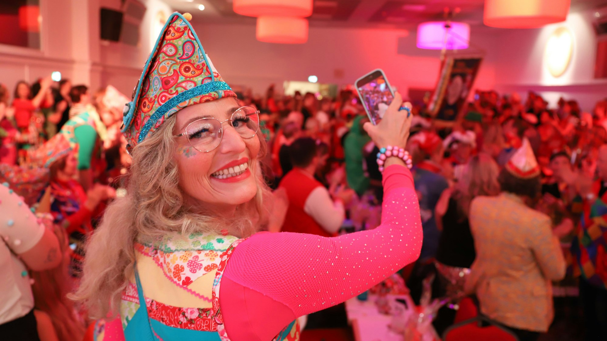 Die KG Rot-Weiß Bröl proklamierte im frisch renovierten Saal Wolters das 64. Prinzenpaar, DAniela I. und Verena I. Leiße.