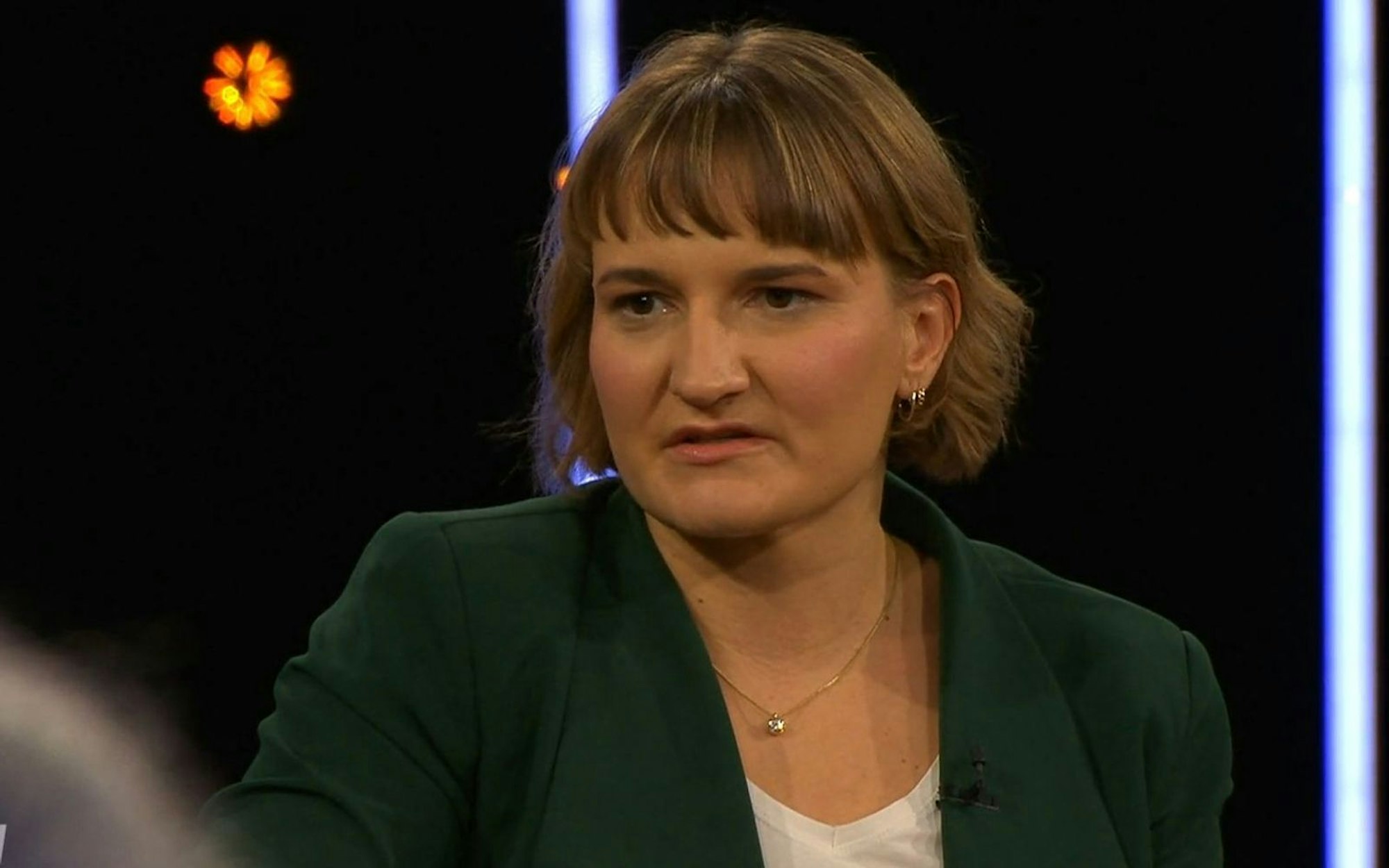 Anna-Lena Forster sprach in der „NDR Talk Show“ über ihren Sport und ihre besonderen Herausforderungen. (Bild: NDR)