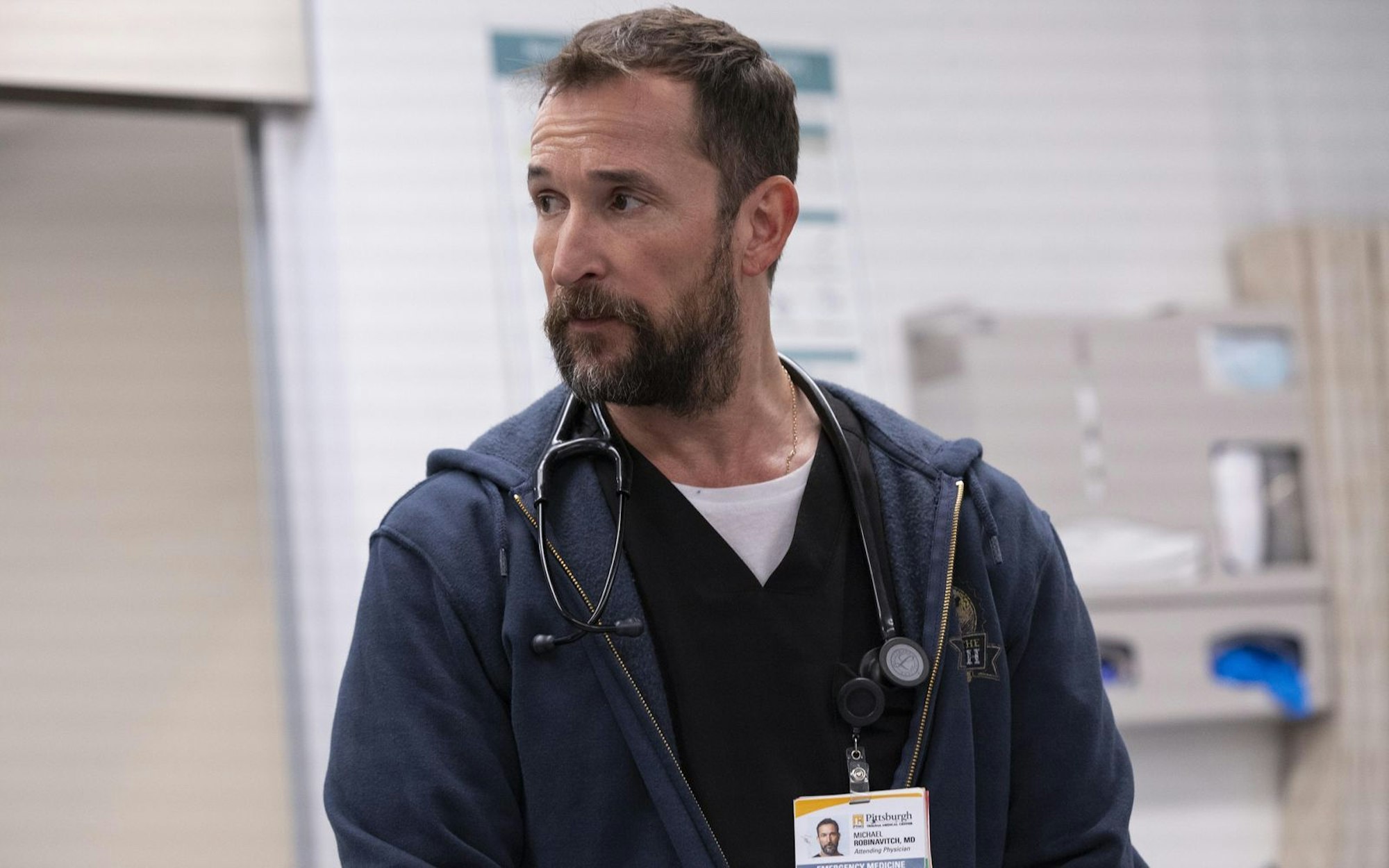 Dr. Robby (Noah Wyle), wie alle in „The Pitt“ ihren Chef nennen, arbeitet am Tag, an dem die gesamte Staffel quasi in Echtzeit spielt, zum vorerst letzten Mal in seiner Notaufnahme. Im Anschluss will er ein dreimonatiges Sabbatical für einen Motorrad-Trip nutzen. (Bild: HBO Max)
