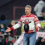 Lukas Kwasniok breitet die Arme aus und staunt mit offenem Mund.