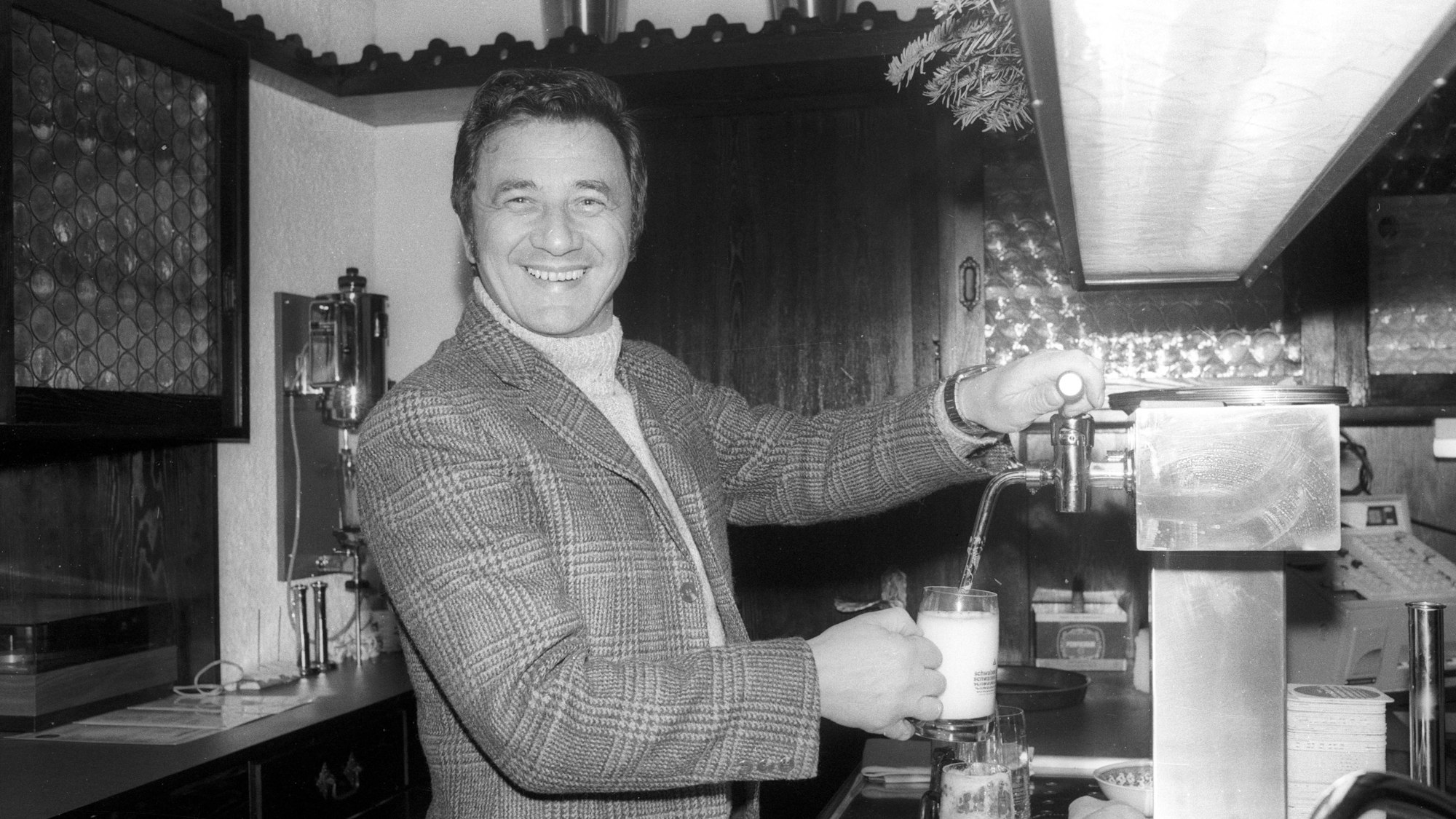 Hans Herrmann in seiner Gaststätte.