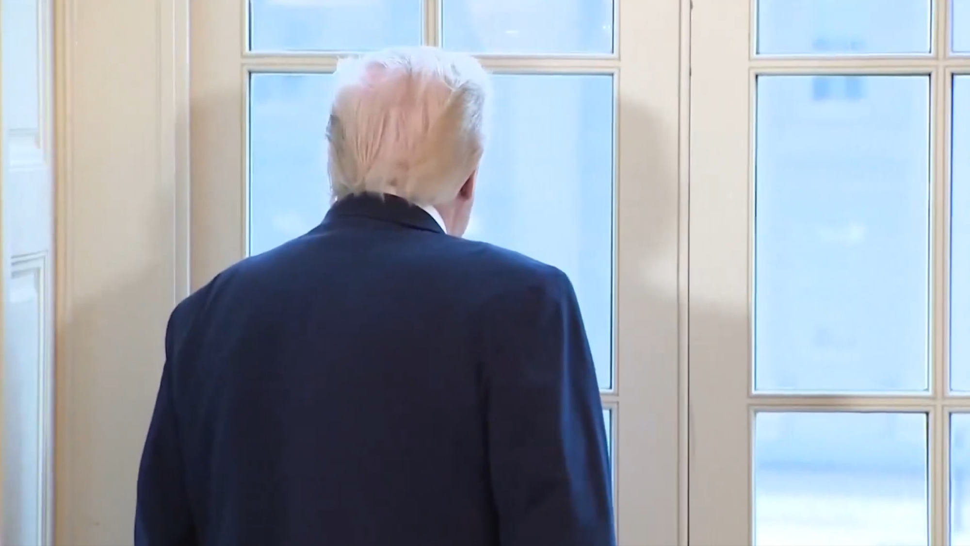 Während eines Meetings lässt sich Donald Trump ablenken und geht zum Fenster.