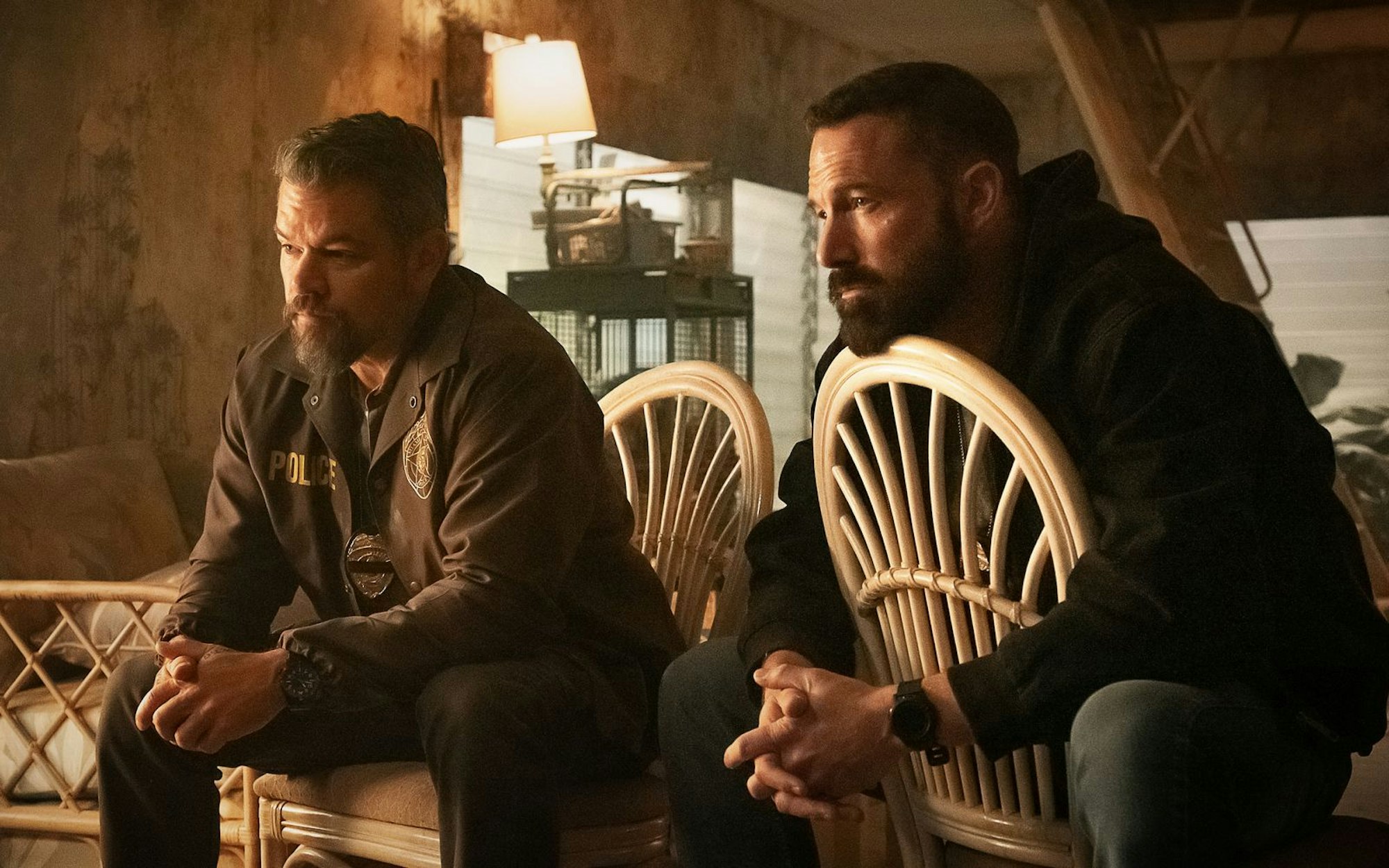 Matt Damon (links) und Ben Affleck im Netflix-Thriller „The Rip“: die beiden Hollywood-Buddies produzierten einen gemeinen kleinen Cop-Thriller, den man nicht nur als bleihaltigen Actionfilm, sondern auch als Allegorie auf ein gespaltenes Amerika lesen kann. (Bild: Claire Folger/Netflix © 2024)
