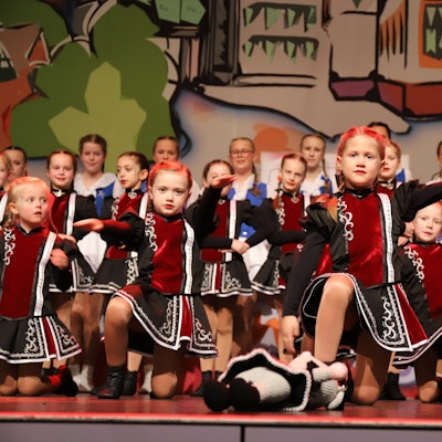 Die Kindergarde der Stadtgarde Schwarz-Rot Hennef beim ersten öffentlichen Auftritt.