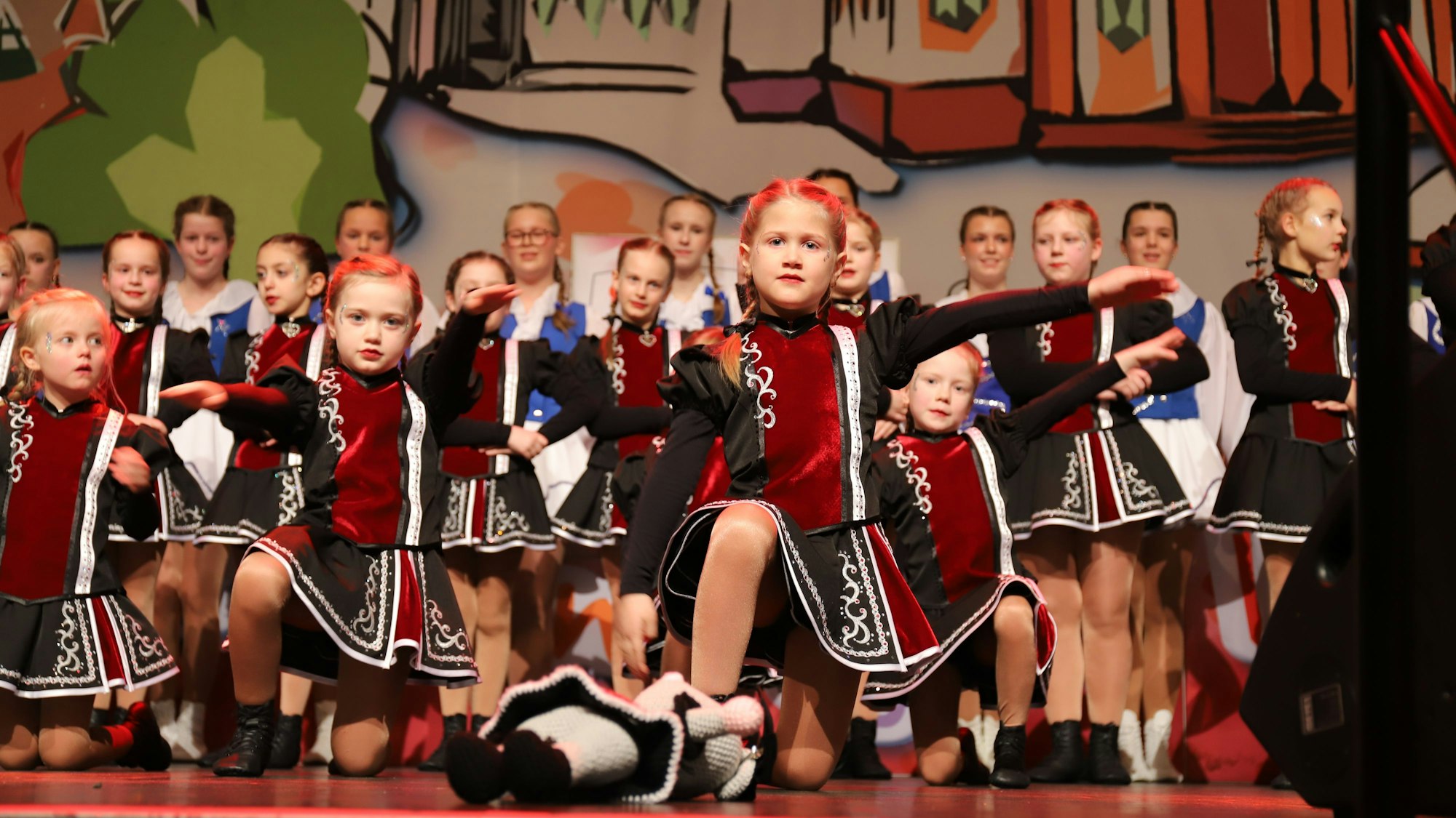 Die Kindergarde der Stadtgarde Schwarz-Rot Hennef beim ersten öffentlichen Auftritt.