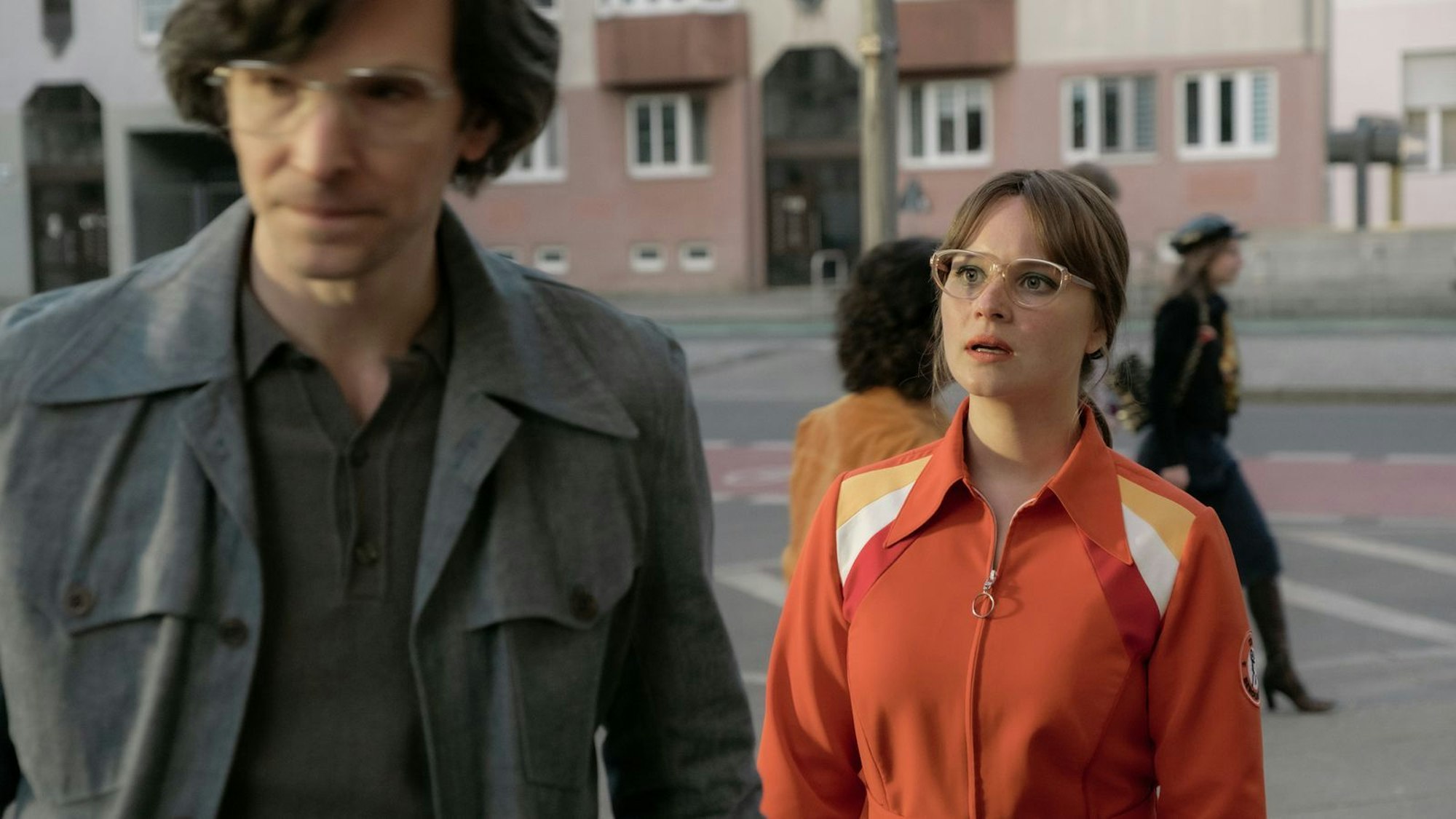 Monika Schöllack (Sonja Gerhardt) sieht in „Ku'damm 77“ auf der Straße einen Mann (Sabin Tambrea), der alte Erinnerungen weckt. (Bild: ZDF/Conny Klein)