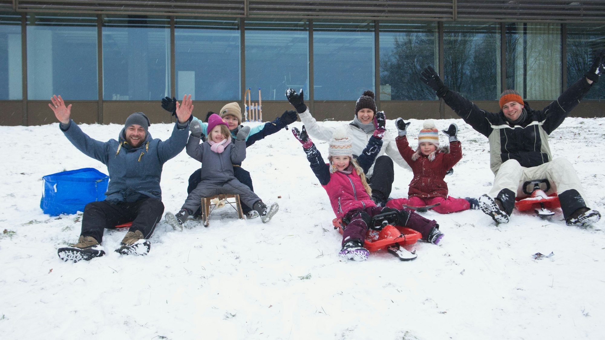 Das Bild zeigt Kinder auf einem Rodelhügel