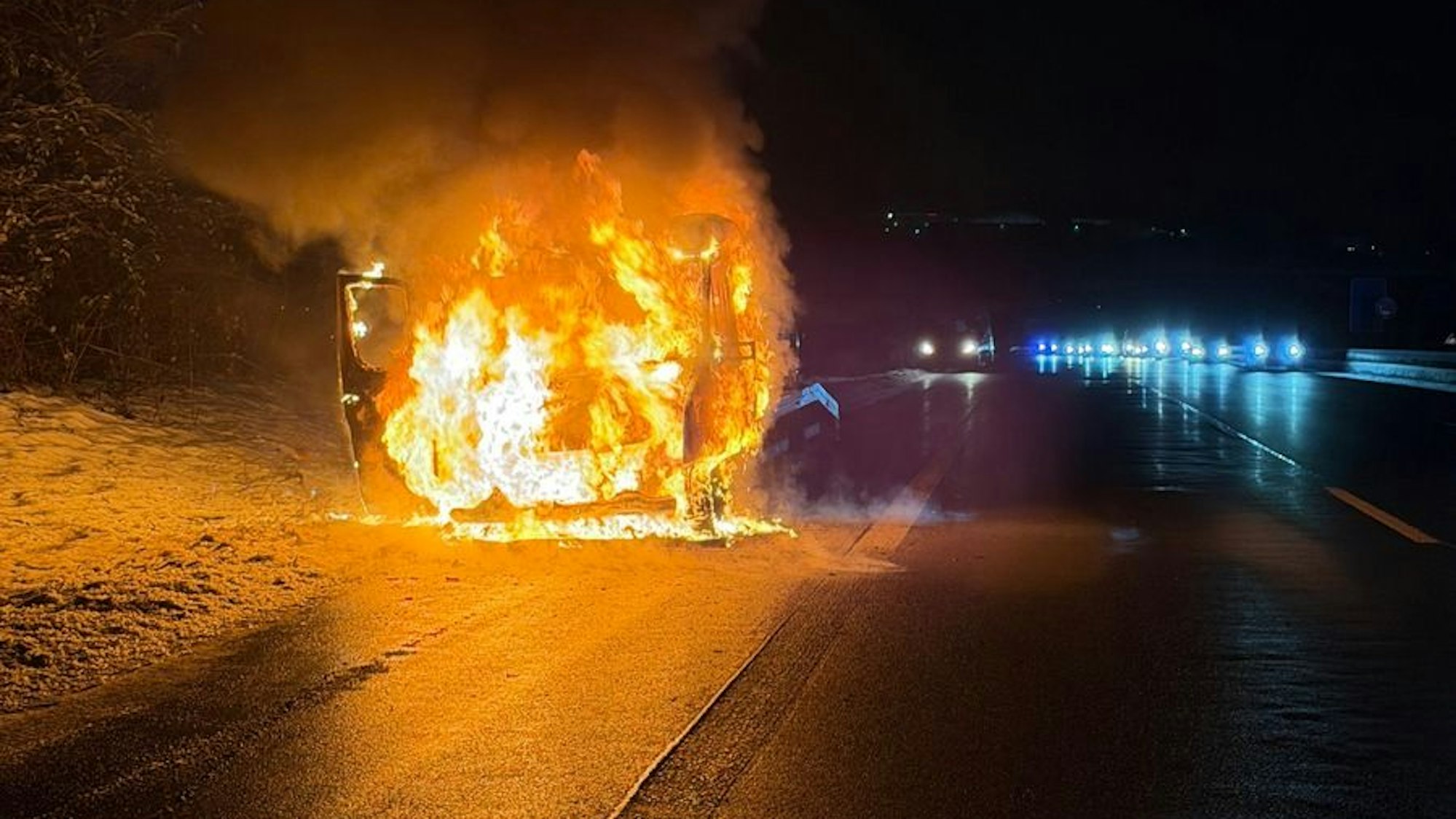 Brennender Autotransporter auf der A1 bei Remscheid.
