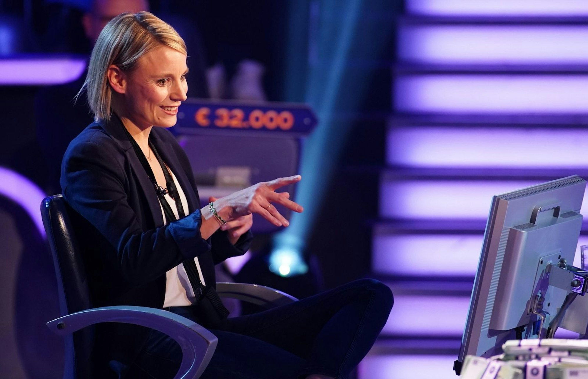 Anna-Lena Spanier aus Schwabering in Bayern war in der Donnerstagsfolge des 3-Millionen-Euro-Specials von 32.000 Euro auf 500 Euro geplumpst. Insofern hatte die Grundschullehrerin im Finale im Vergleich zu den anderen Kandidaten am wenigsten zu verlieren. Für die verpassten 32.000 Euro reichte es nicht, aber immerhin für 10.000. (Bild: RTL / Stefan Gregorowius)