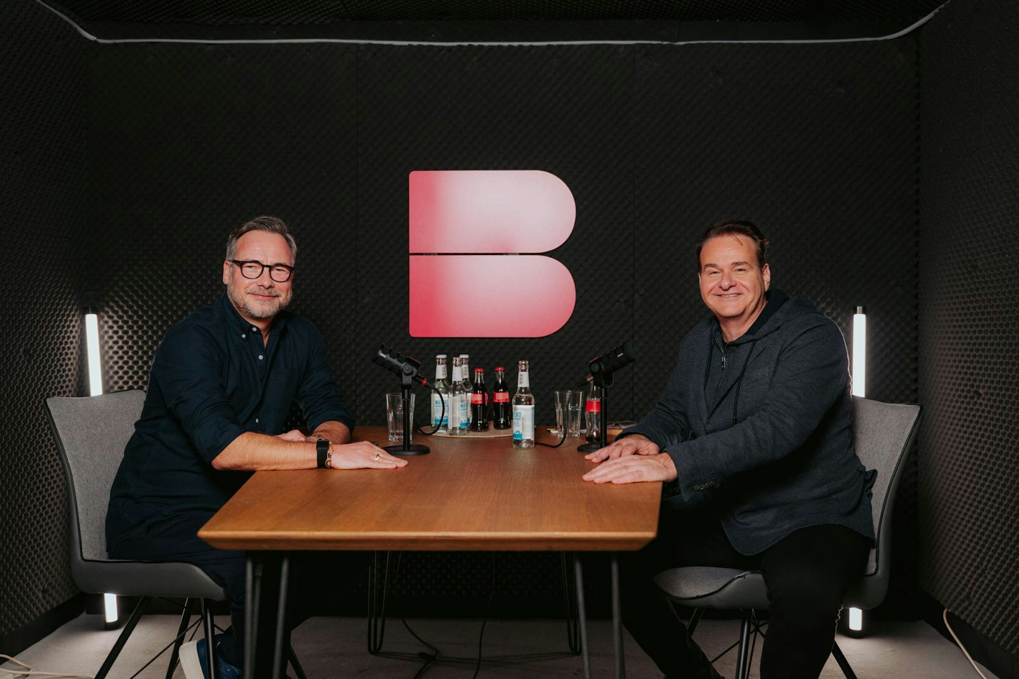 Moderator Matthias Opdenhövel (links) war im Podcast von Marcus Wolter zu Gast und hat mit ihm unter anderem über „Schlag den Star“ gesprochen. (Bild: Timo Voss)