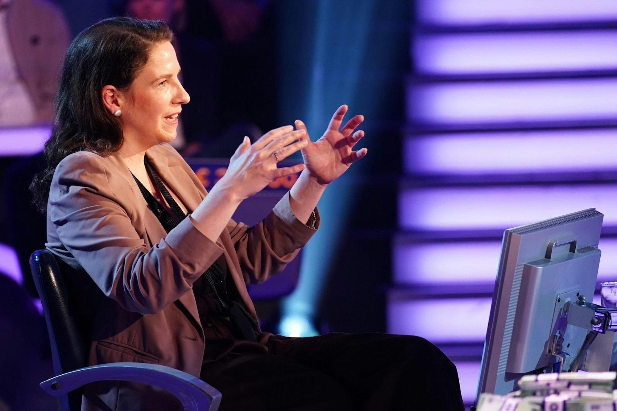 Hilleken Zeineddine setzte beim Finale sogar 32.000 Euro aufs Spiel. Als Poker-Fan war sie gewohnt, Risiken abzuschätzen. Doch drei Millionen Euro waren auch für sie noch einmal eine andere Nummer. Dafür reichte es nicht ganz: Sie erspielte 107.000 Euro. Ein neuer Pokerkoffer mit Keramik-Chips sollten drin, sein, fand ihr Mann. (Bild: RTL / Stefan Gregorowius)