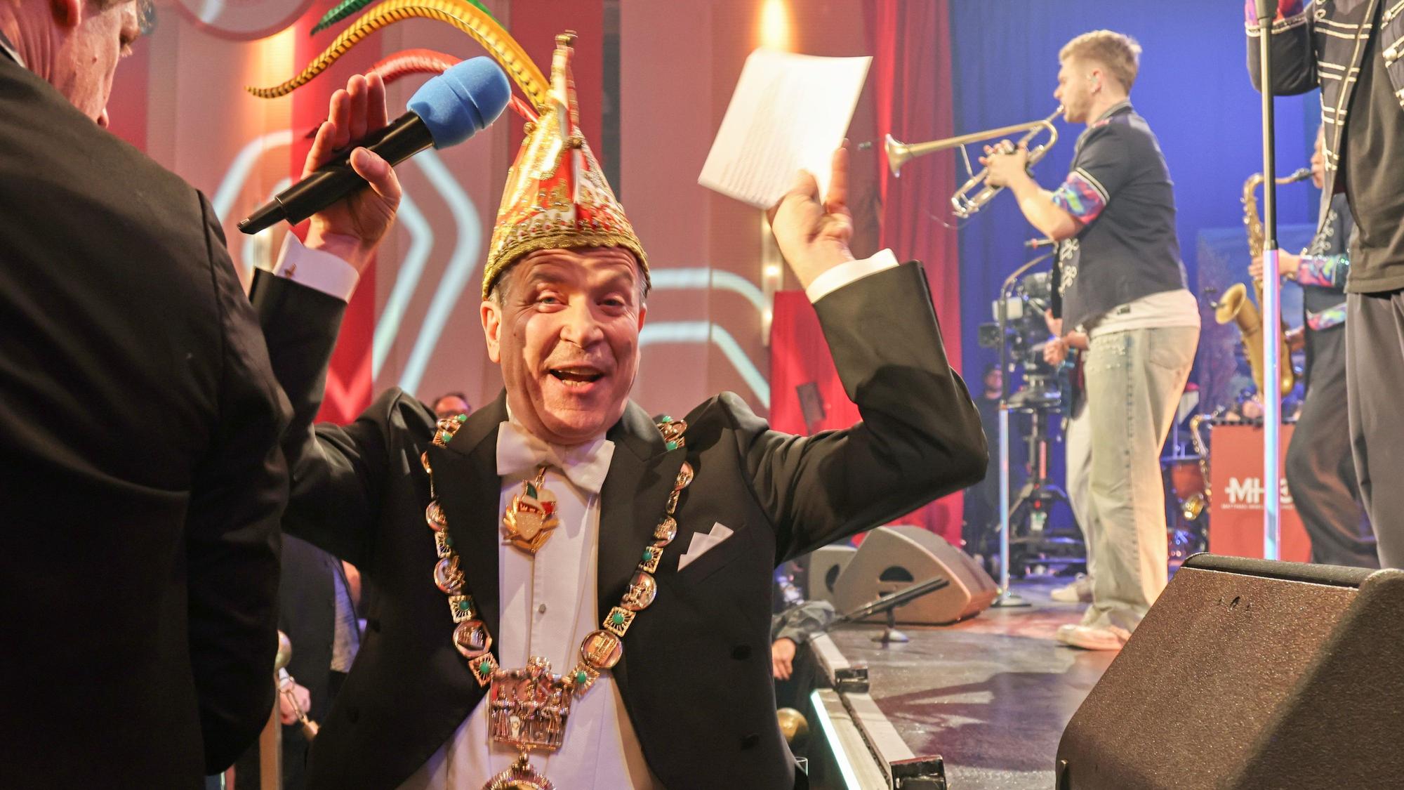 Christoph Kuckelkorn tanzt beim Auftritt von Druckluft.