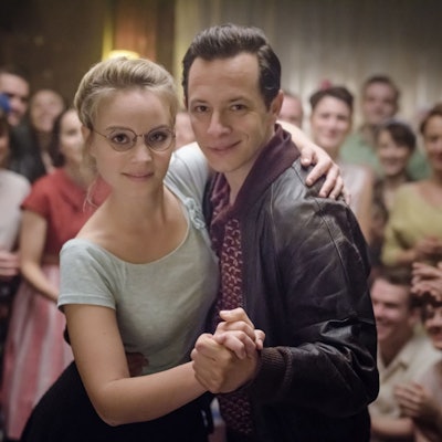 Trystan Pütter und Sonja Gerhard in „Ku'damm 56“: In der vierten Staffel der ZDF-Serie ist der Schauspieler nicht mehr dabei. (Bild: ZDF/Stefan Erhard)