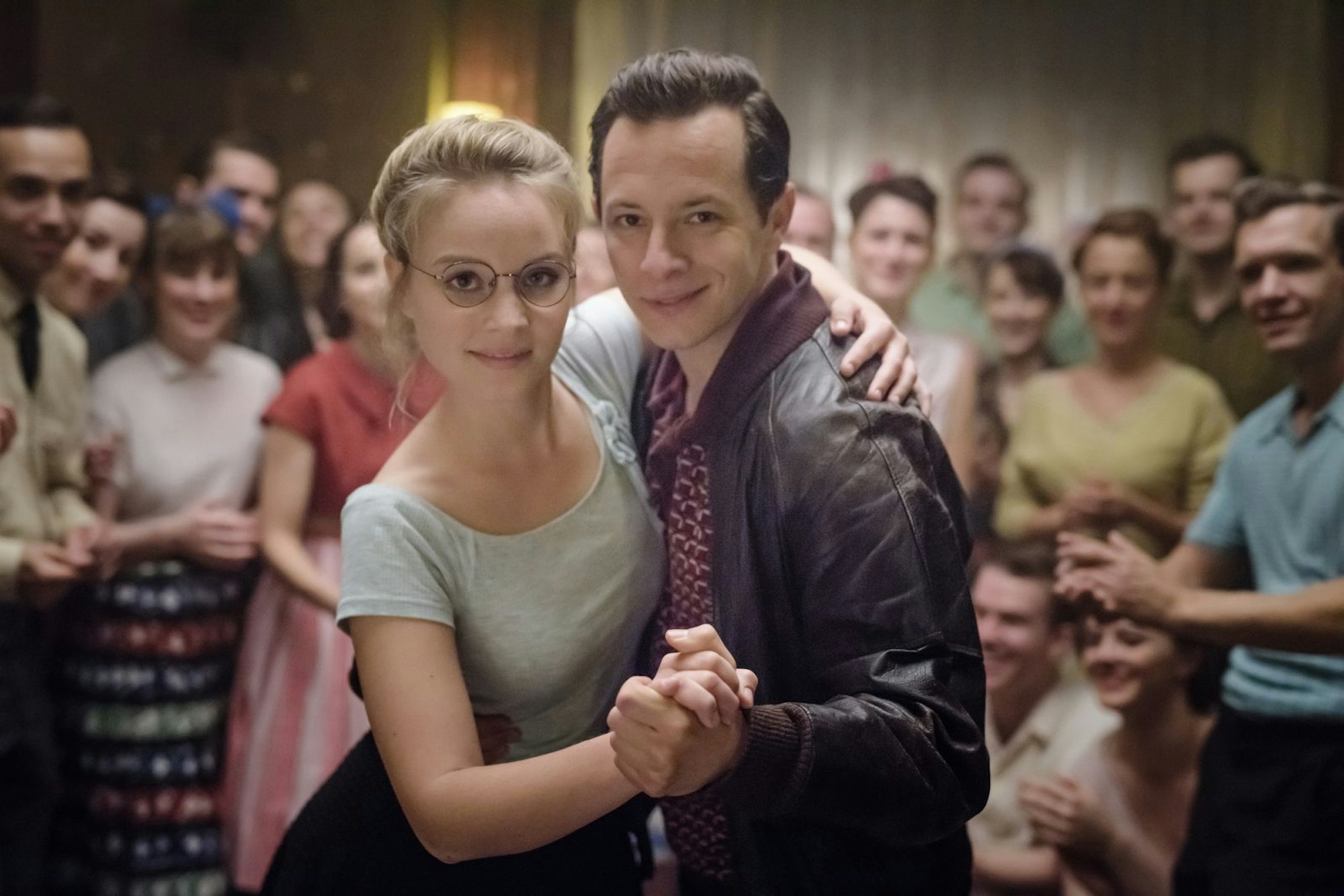 Trystan Pütter und Sonja Gerhard in „Ku'damm 56“: In der vierten Staffel der ZDF-Serie ist der Schauspieler nicht mehr dabei. (Bild: ZDF/Stefan Erhard)