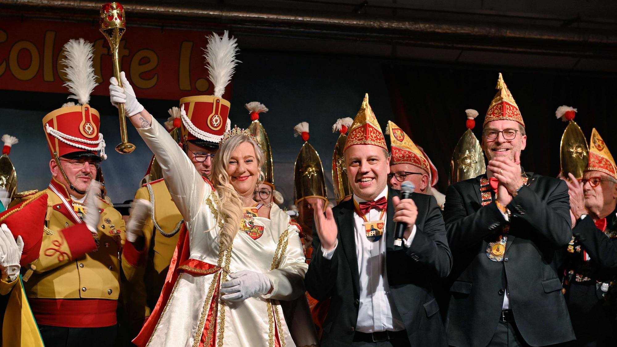Prinzessin Colette I., Bürgermeister Sacha Reichelt (vorne, v.l.) und weitere Karnevalisten stehen während der Proklamation auf der Bühne.