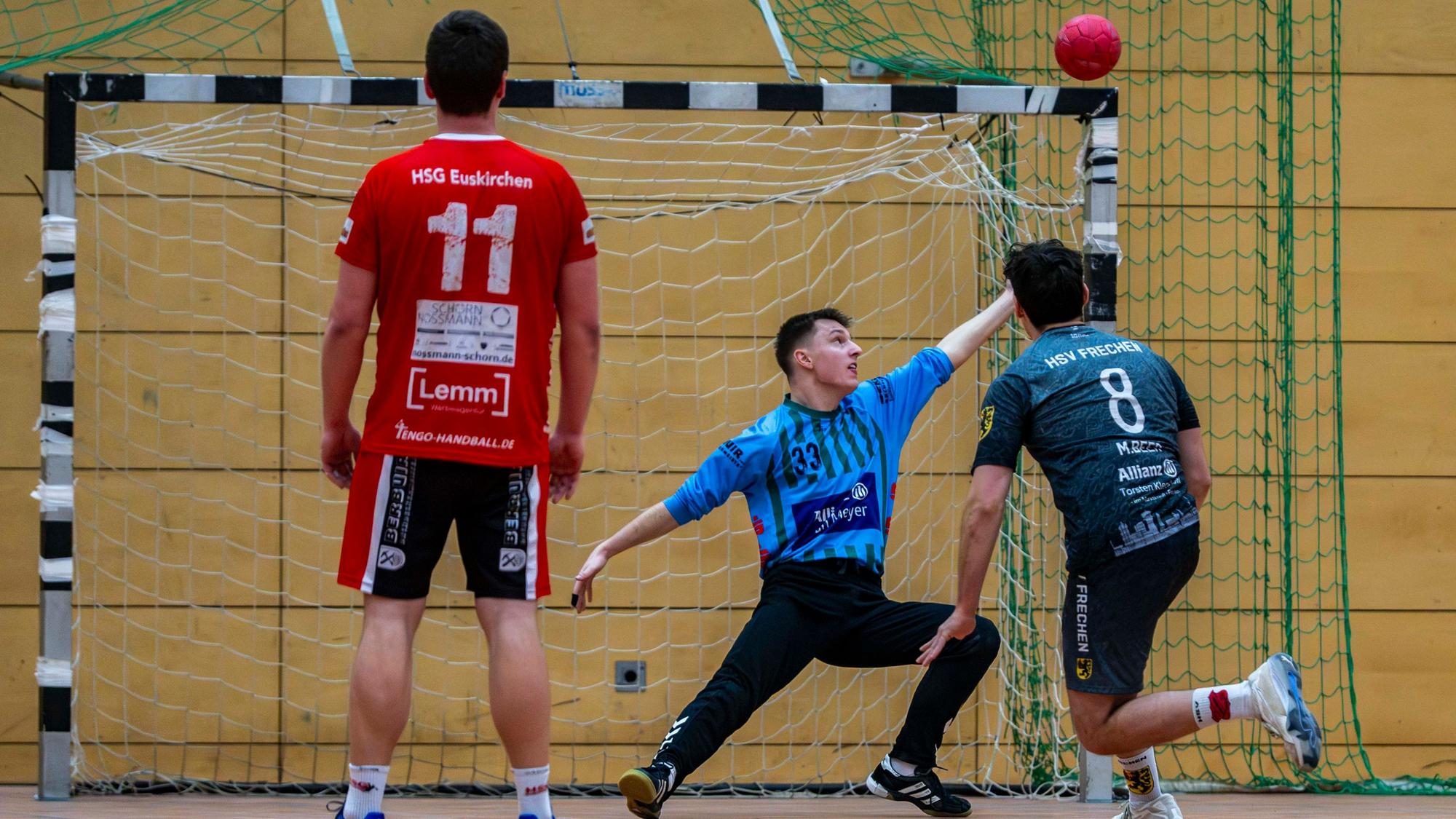 Der Ball prallt nach einem Siebenmeter an die Latte, der Euskirchener Torwart guckt ihm hinterher.