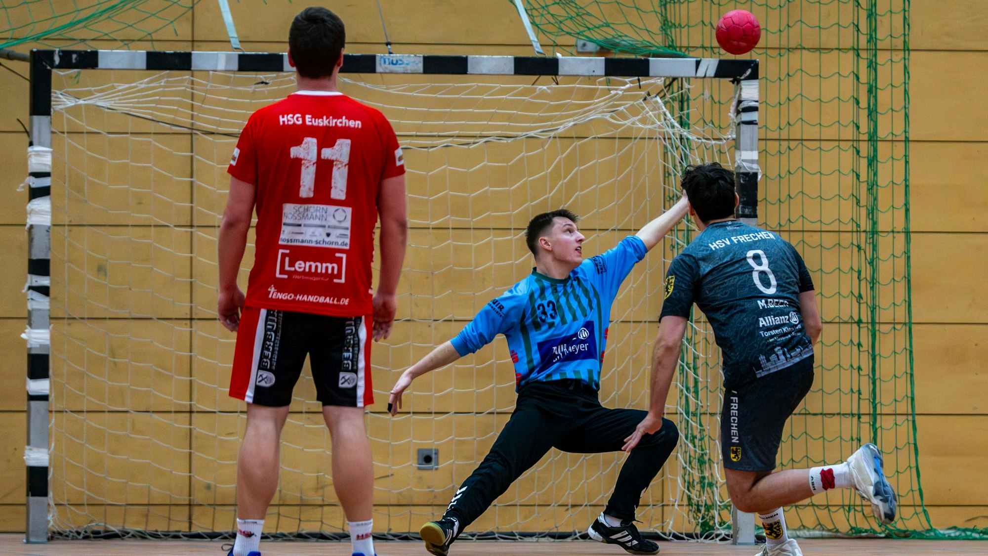 Der Ball prallt nach einem Siebenmeter an die Latte, der Euskirchener Torwart guckt ihm hinterher.