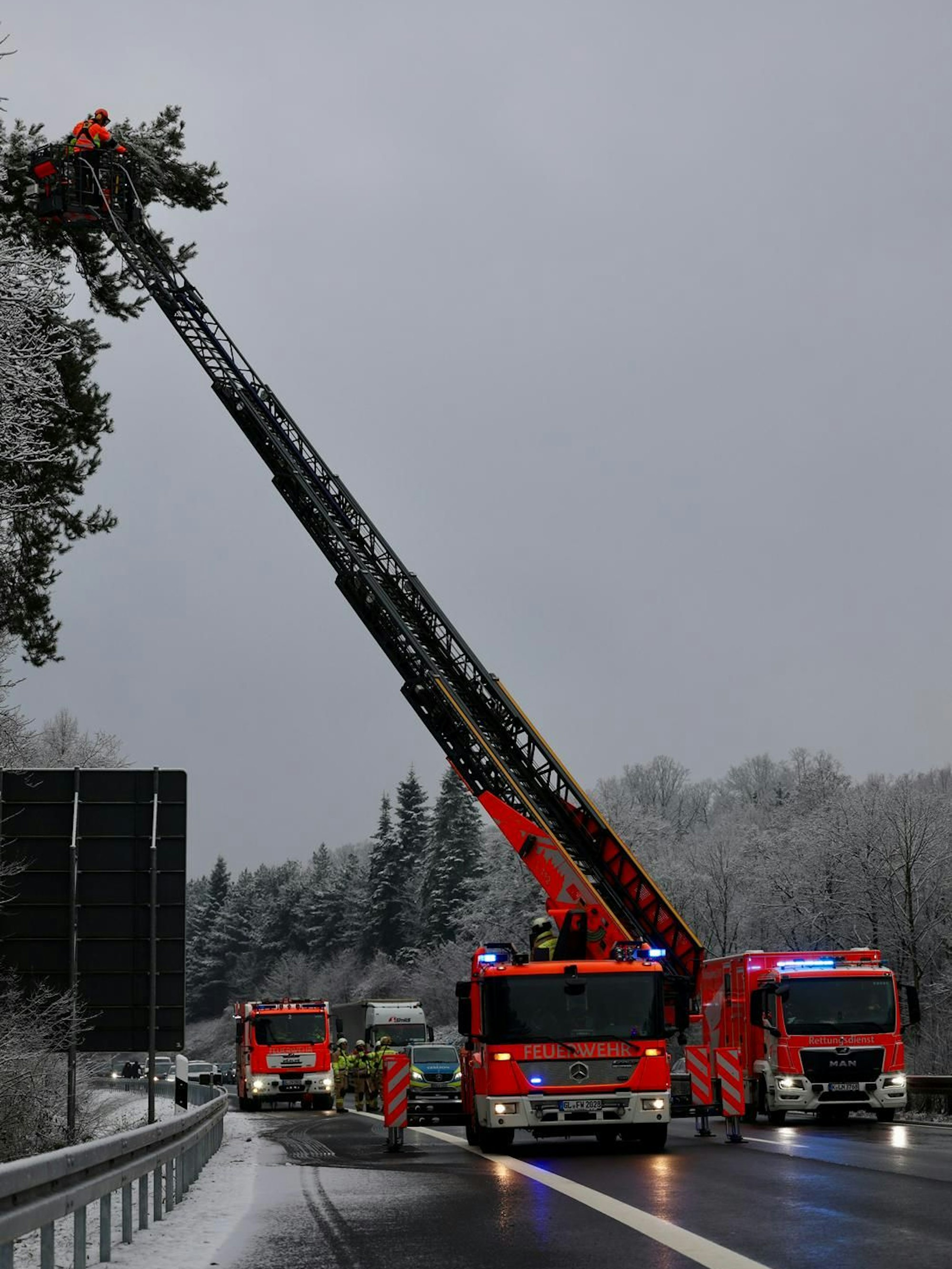 Feuerwehrautos stehen auf der A4 bei Bensberg in Fahrtrichtung Olpe.