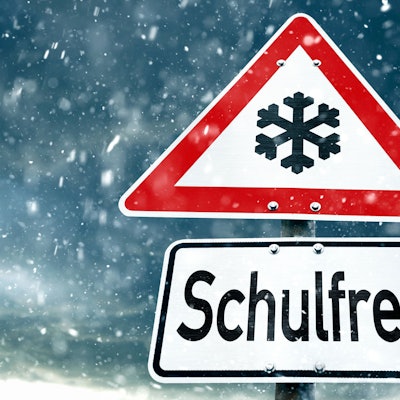 Ein Warnschild mit der Beschrftung Schulfrei.