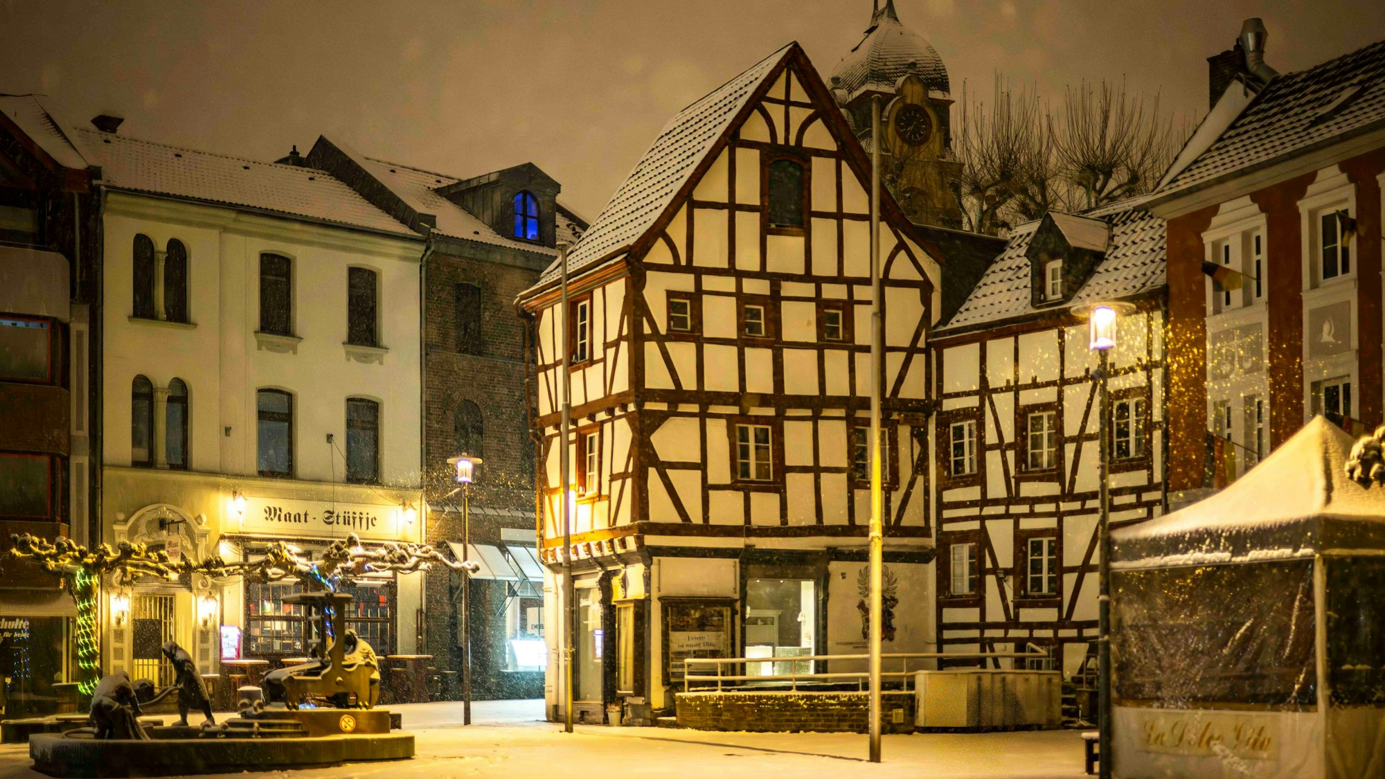 Schnee in Euskirchen: Alter Markt und Rathausturm bei Schnee in der Morgendämmerung.