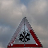 In der Nacht zu Montag kann es in ganz Deutschland glatt werden (Dymbolbild eines Warnschildes).