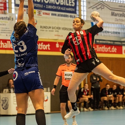 In der 2. Handball-Bundesliga der Frauen spielen TuS Lintfort und Bayer Leverkusen am 28.12.2025 in der Sporthalle Eyller Straße in Kamp-Lintfort. TuS Lintfort in blau und Bayer Leverkusen in schwarz.
TuS Lintfort: Svenja Rottwinkel, Jana Willing
Bayer Leverkusen: Denise Mol
Foto : Arnulf Stoffel / Funke Foto Services